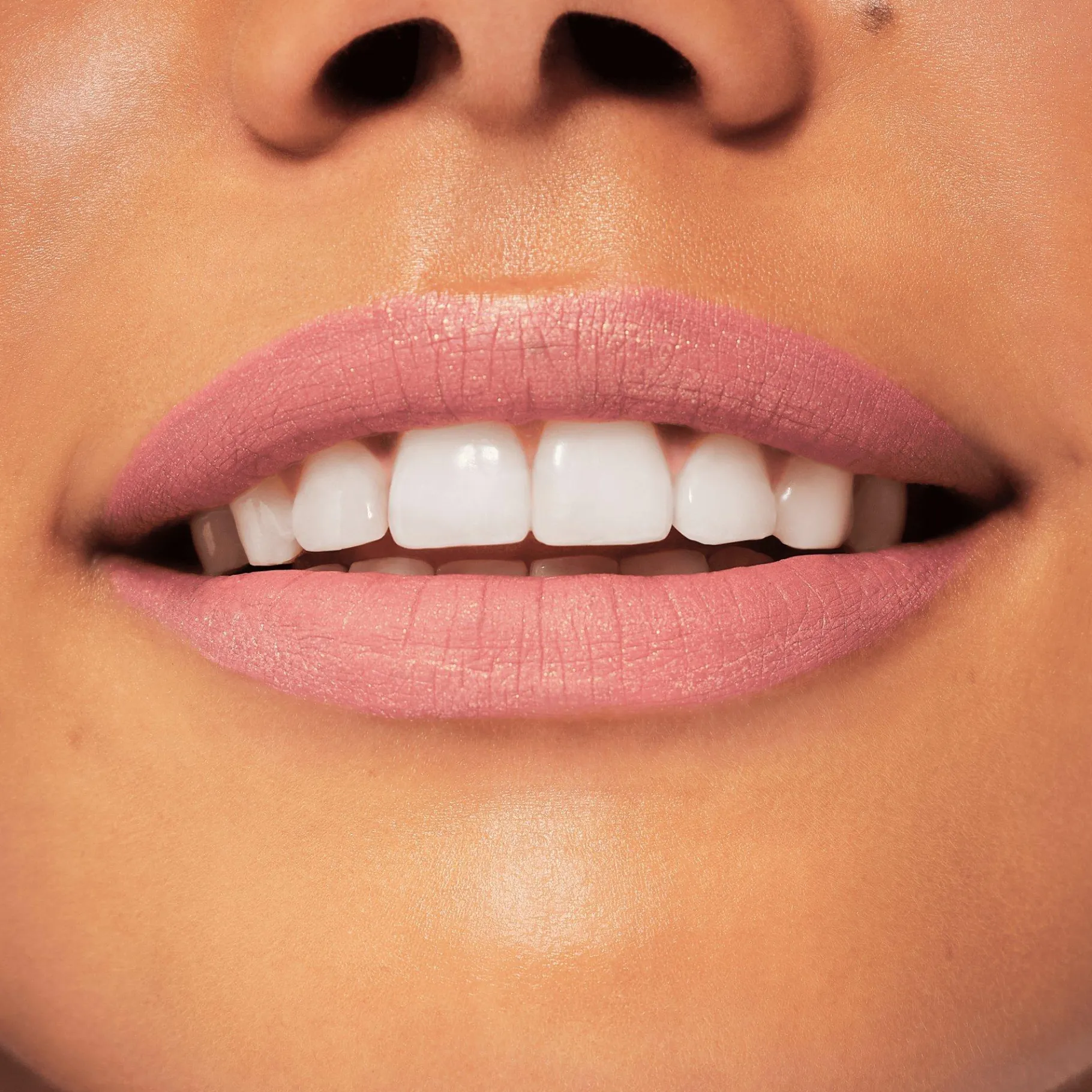 essence Barra De Labios>Barra de labios líquida glitter switch Up Disney Pixar