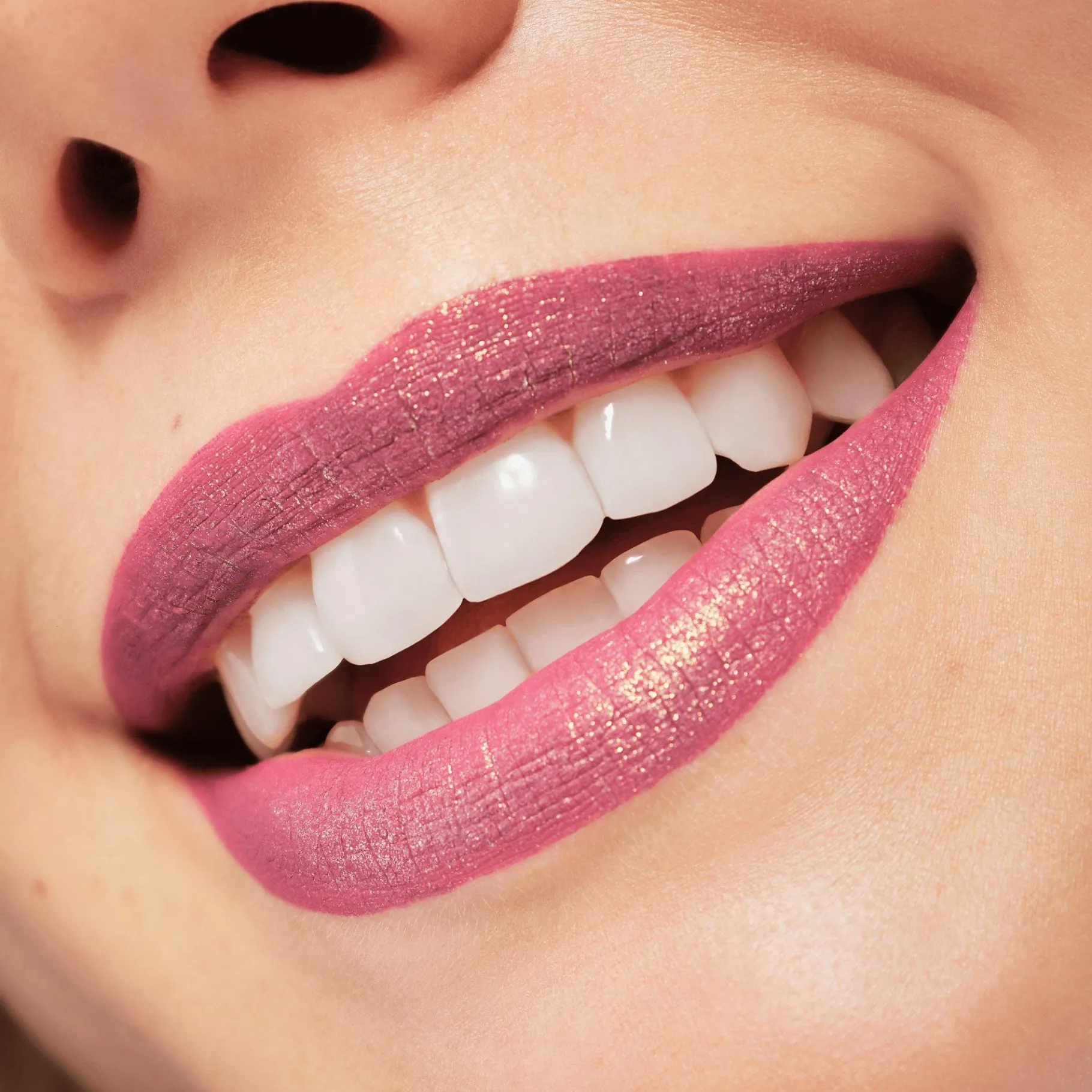 essence Barra De Labios>Barra de labios líquida glitter switch Up Disney Pixar