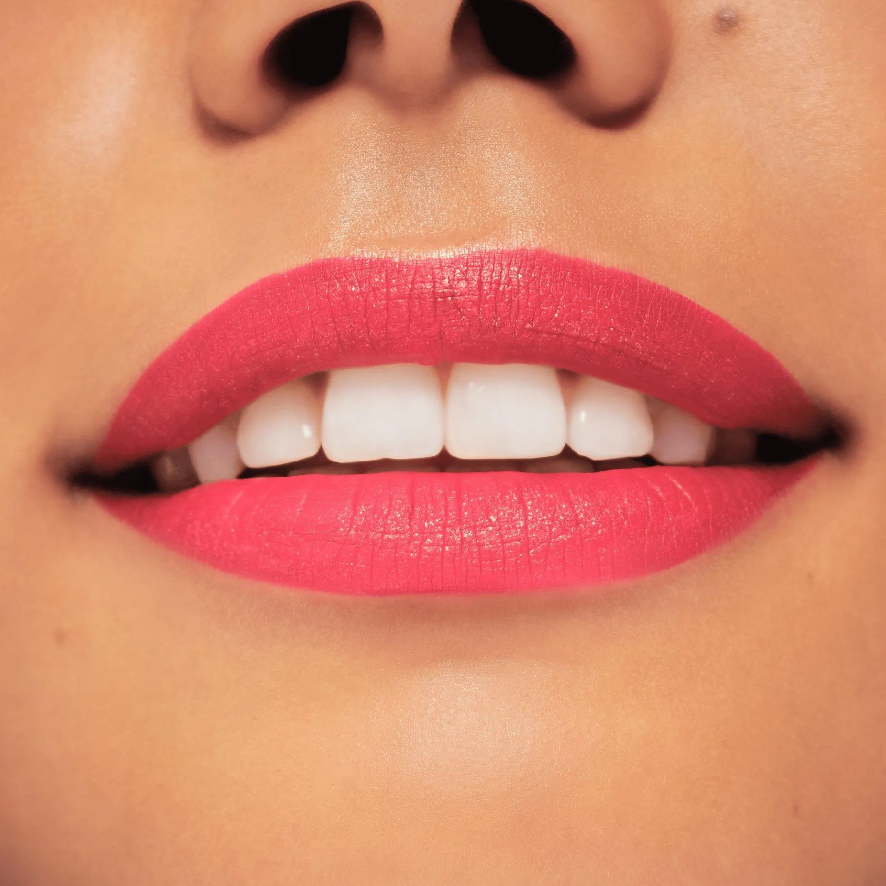 essence Barra De Labios>Barra de labios líquida glitter switch Up Disney Pixar