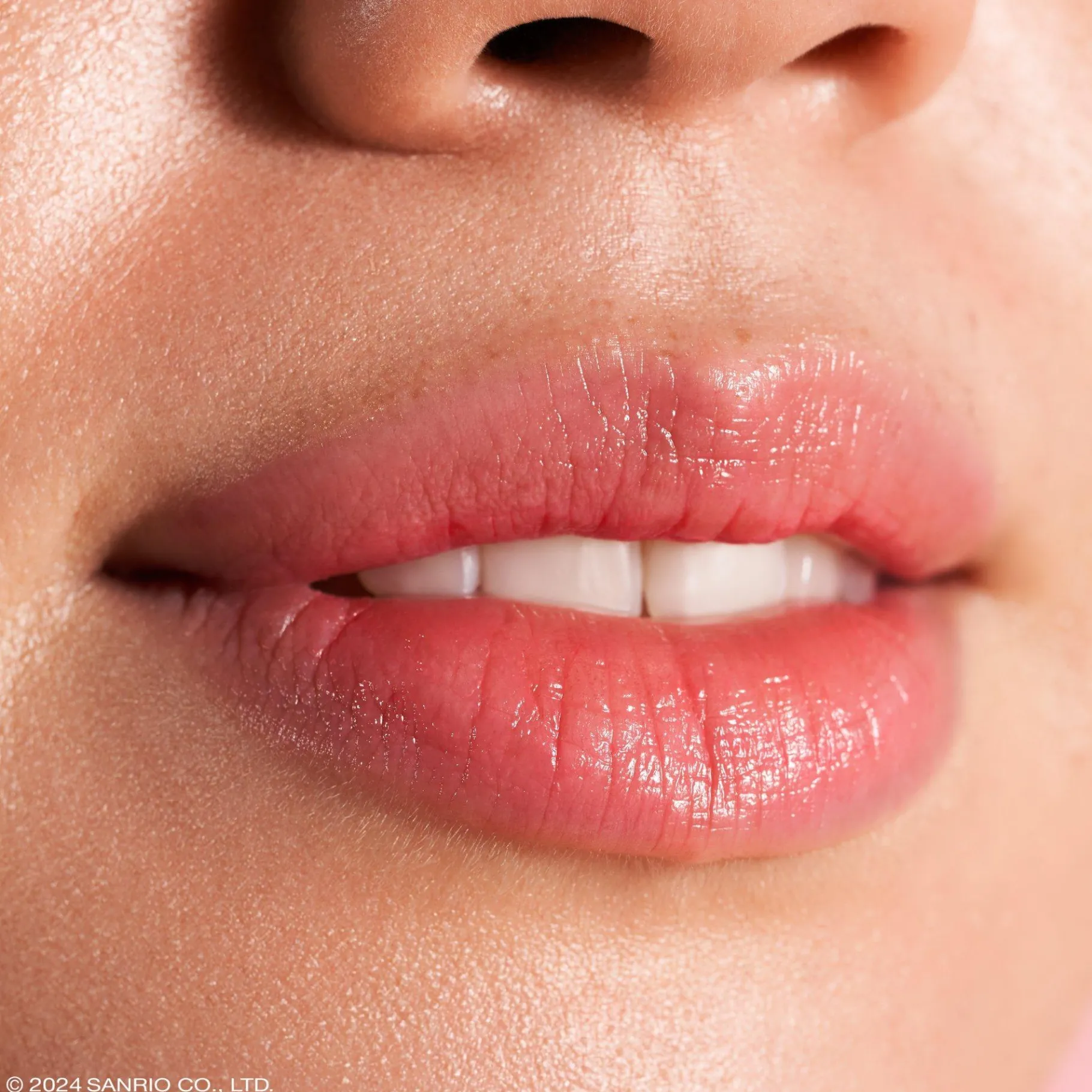 essence Barra De Labios>Barra de labios semitransparente Hello Kitty