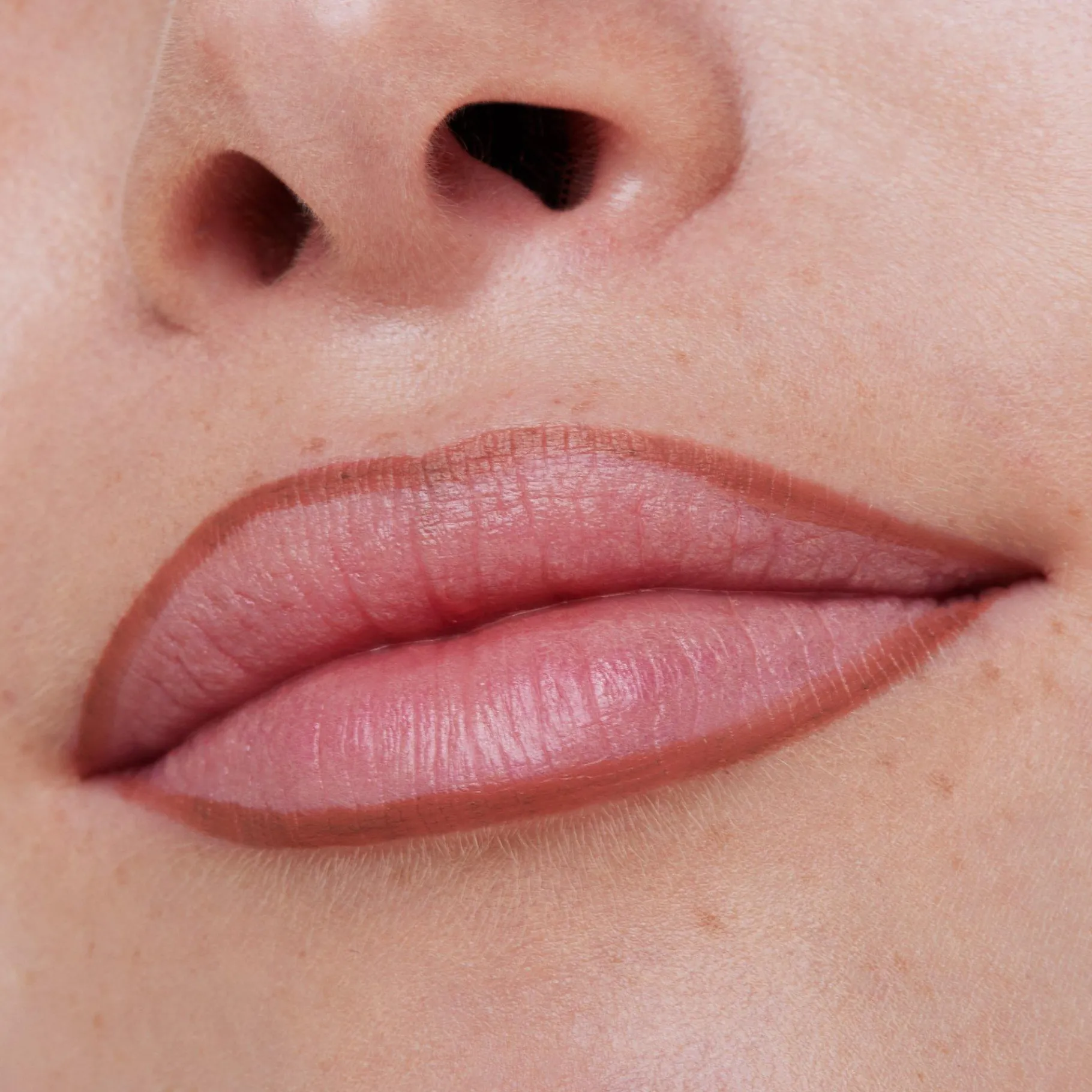 essence Perfilador De Labios>8h MATTE comfort perfilador de labios
