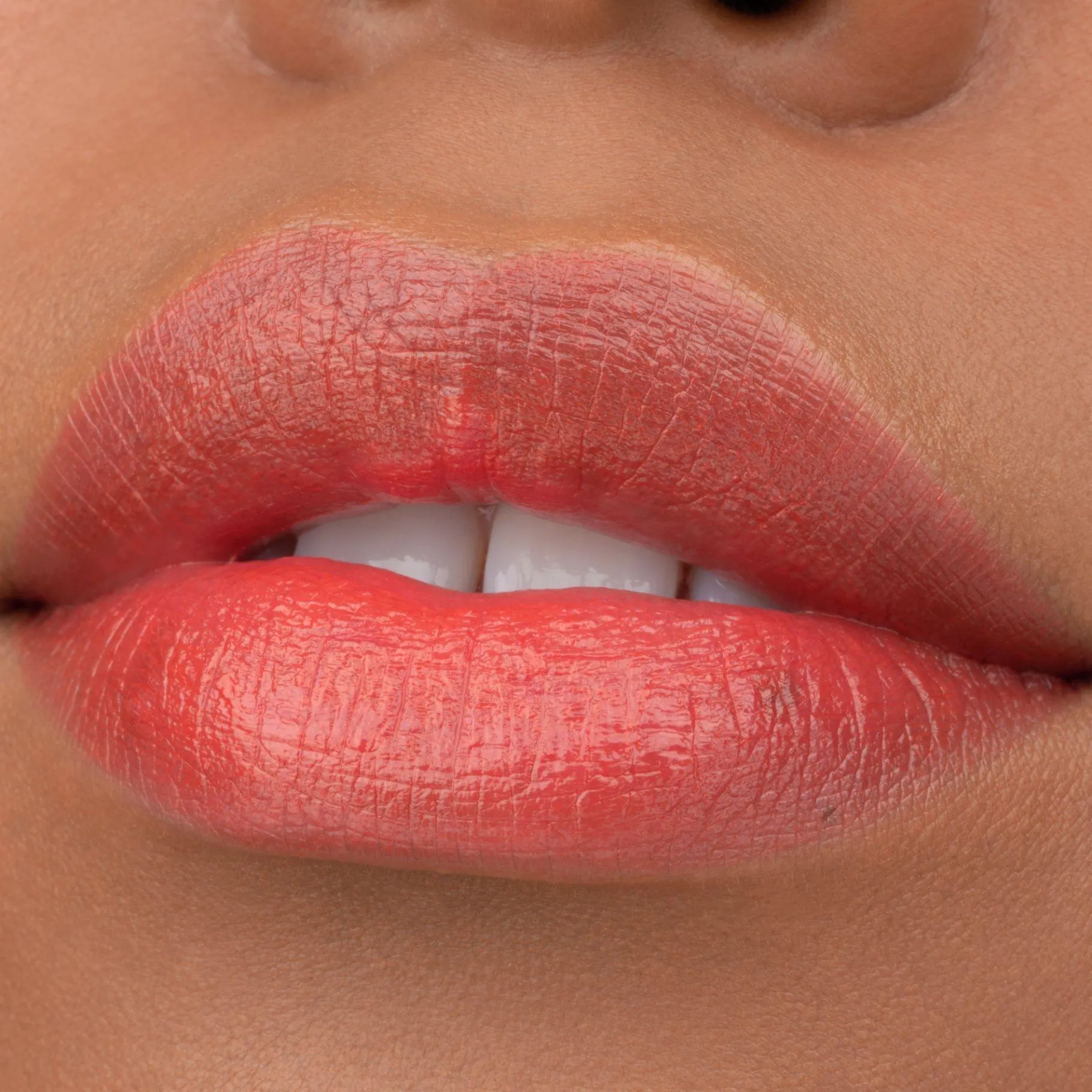 essence Barra De Labios>Tinte labial hidratante TINTED kiss
